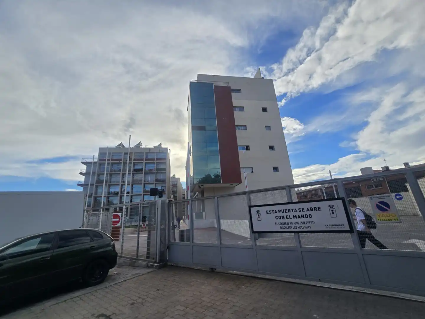 Vista exterior de Estudio en venta en Madrid con Parquet, Balcón y Piscina comunitaria