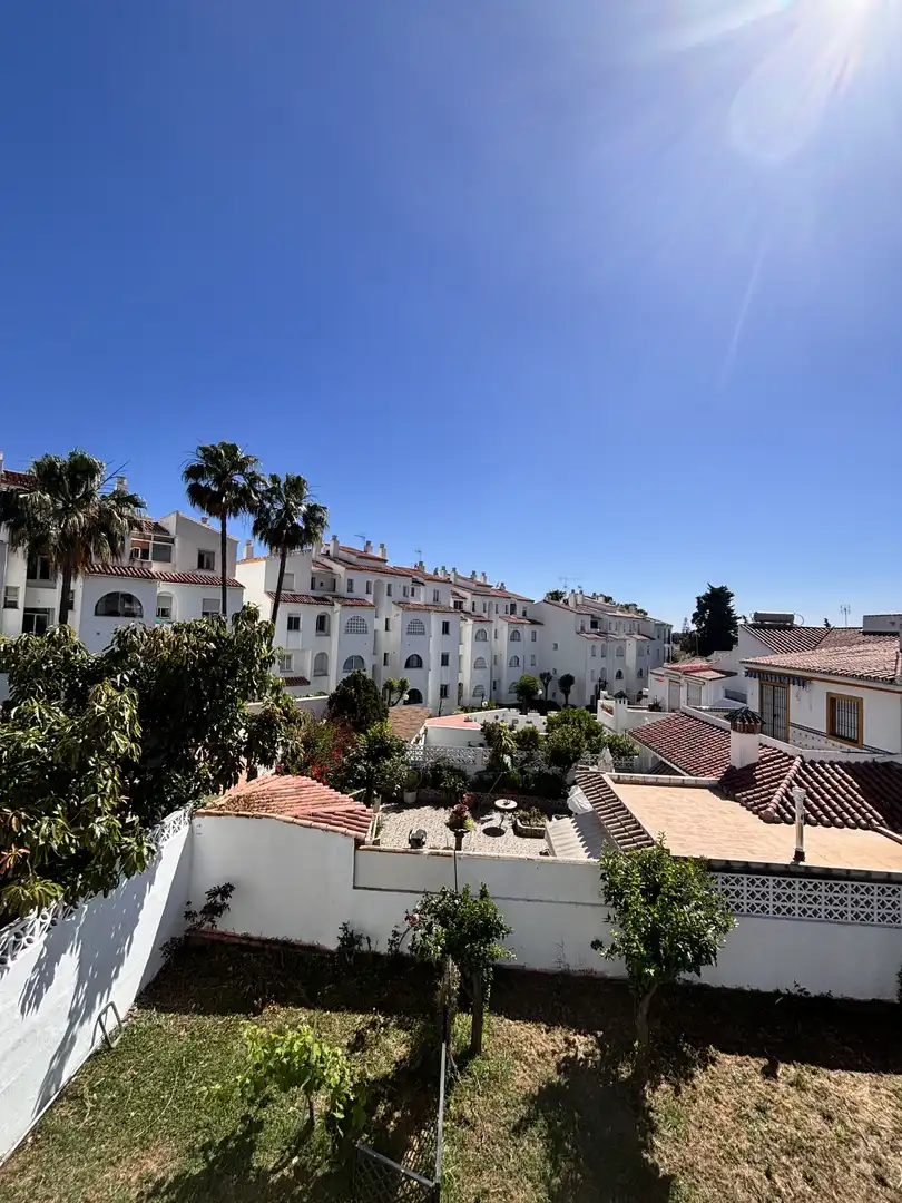 Vista exterior de Casa o xalet en venda en Estepona amb Jardí privat, Terrassa i Balcó