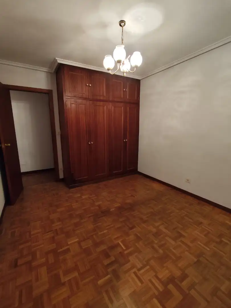 Dormitori de Pis en venda en Burgos amb Calefacció, Parquet i Terrassa