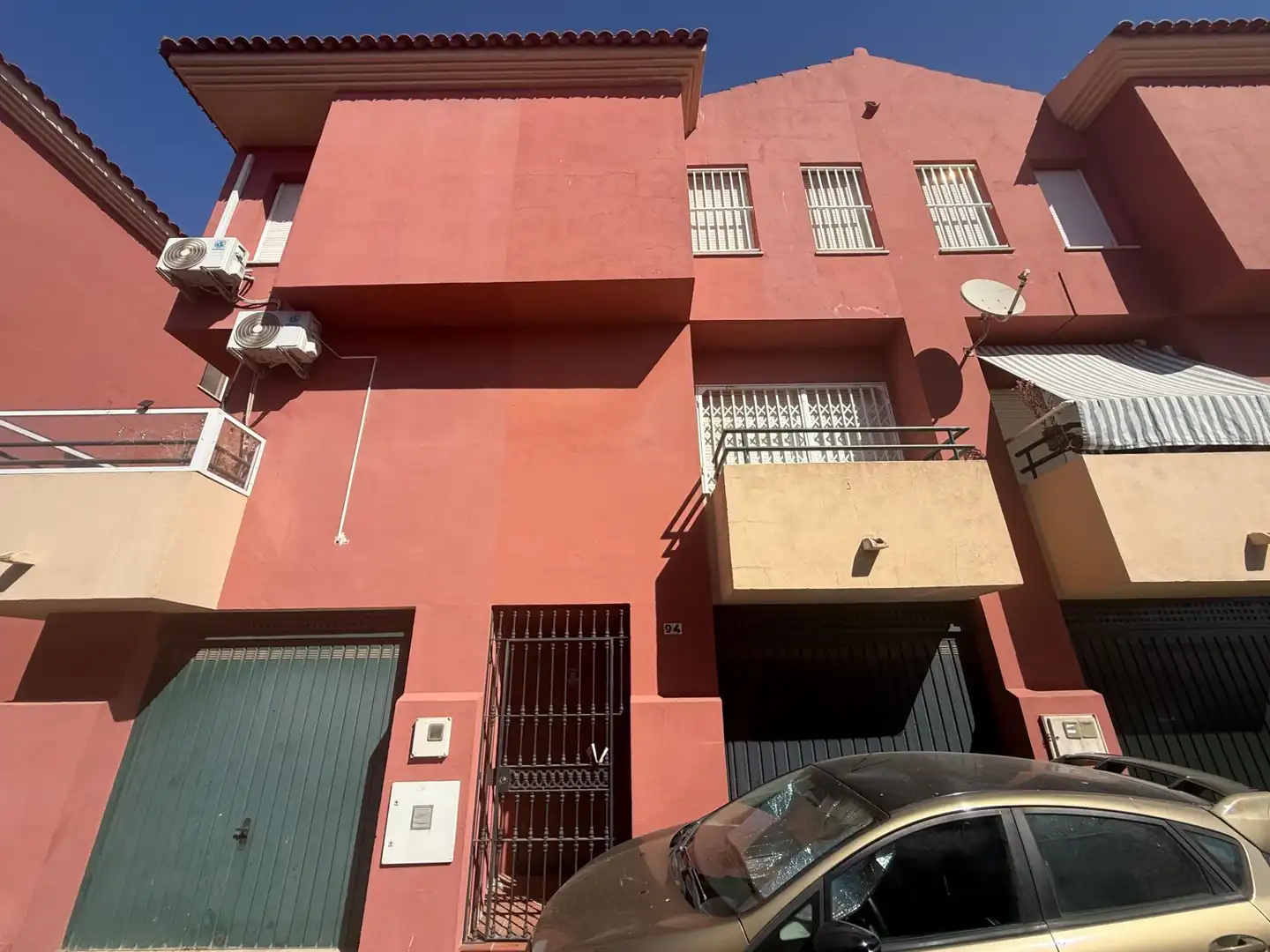 Vista exterior de Casa adosada en venta en Algeciras con Jardín privado y Piscina comunitaria