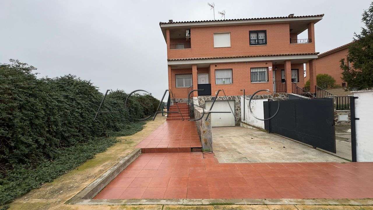 Vista exterior de Casa o xalet en venda en Cedillo del Condado amb Aire condicionat, Calefacció i Piscina