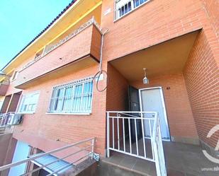 Vista exterior de Casa adosada en venda en Seseña amb Terrassa