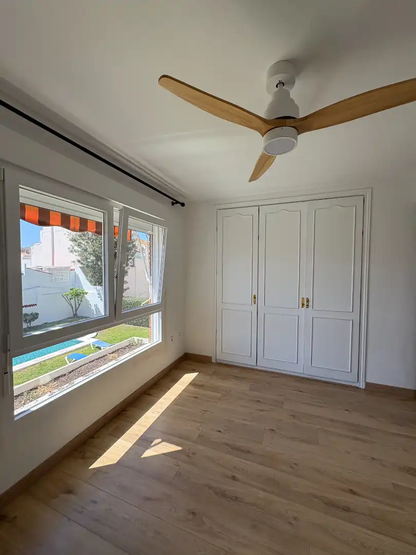 Schlafzimmer von Wohnung zur Miete in Málaga mit Gemeinschaftspool