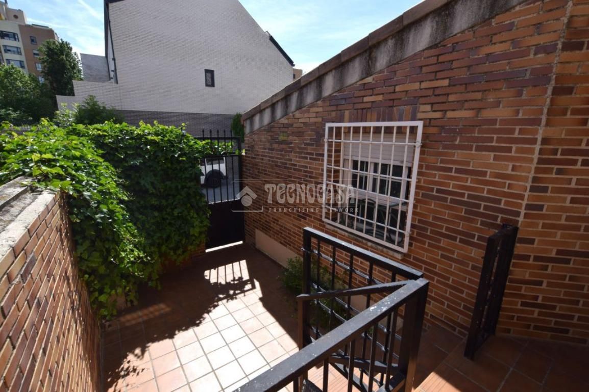 Vista exterior de Casa adosada en venda en Fuenlabrada amb Calefacció, Terrassa i Piscina comunitària
