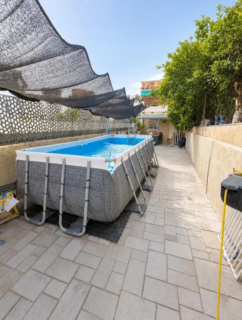 Piscina de Casa o xalet en venda en Santa Coloma de Gramenet amb Aire condicionat, Calefacció i Jardí privat