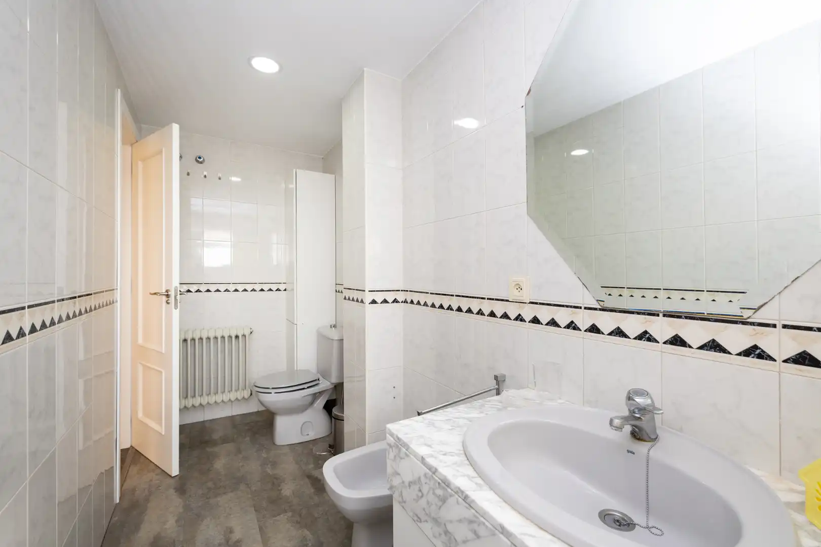 Bathroom of Flat for rent in Granada  with Air Conditioner, Heating and Terrace