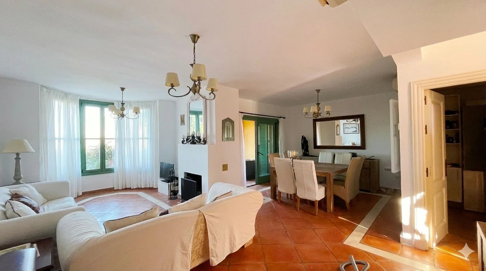 Sala de estar de Casa adosada en venta en Sotogrande con Terraza, Balcón y Piscina comunitaria