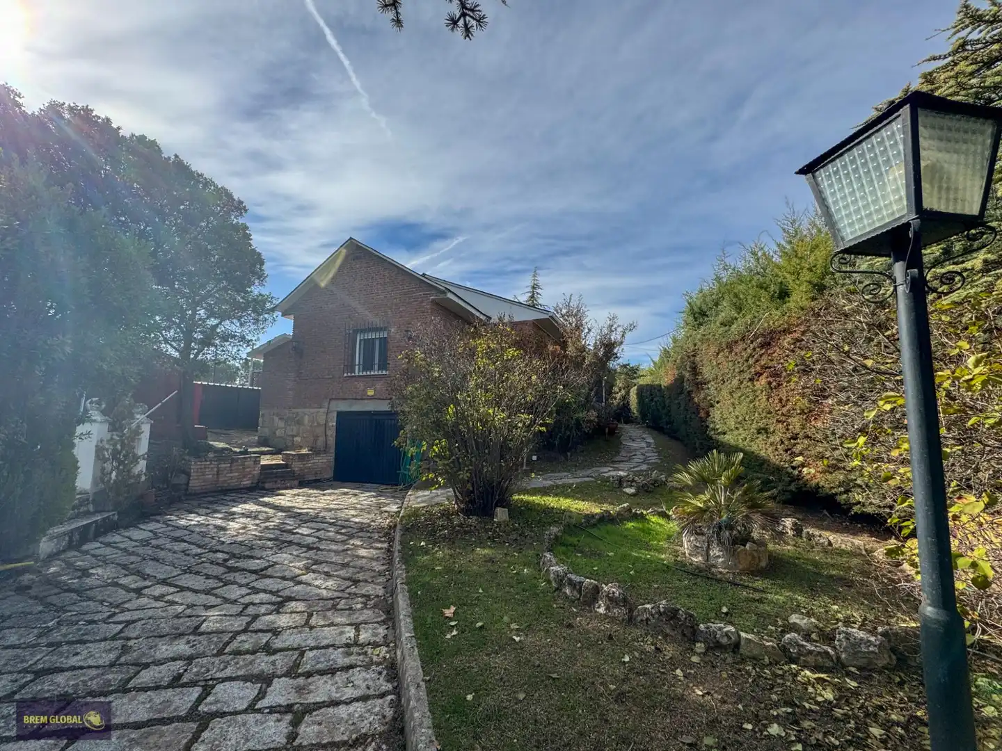 Vista exterior de Casa o xalet en venda en La Cabrera amb Jardí privat, Terrassa i Traster