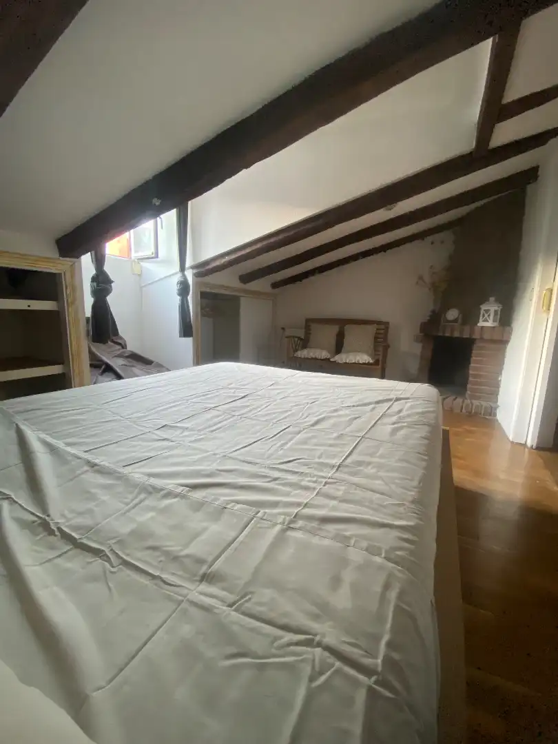 Schlafzimmer von Dachboden zur Miete in Madrid mit Klimaanlage, Heizung und Möbliert