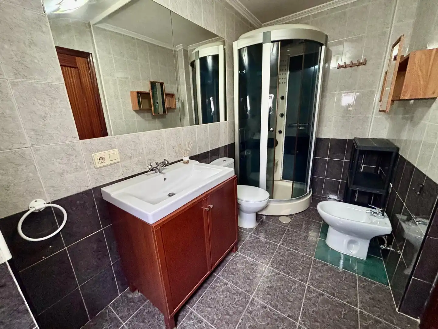 Badezimmer von Maisonette zum Verkauf in Gijón  mit Heizung, Parkett und Abstellraum