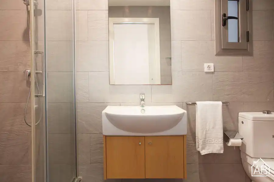 Baño de Apartamento en venta en Barcelona con Amueblado y Balcón
