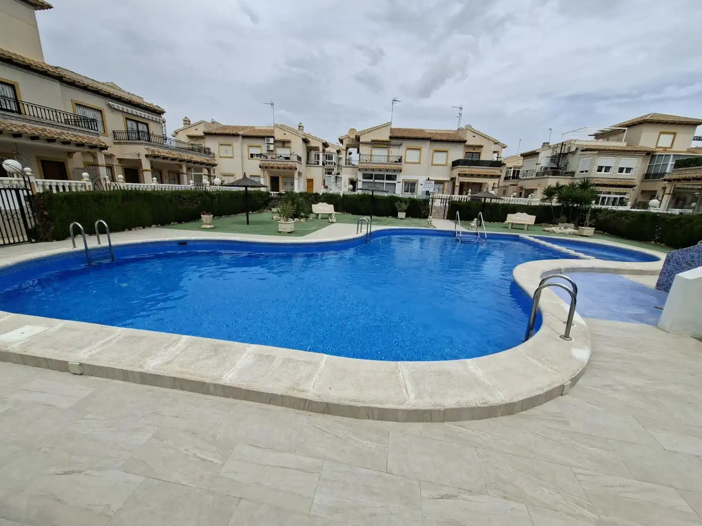 Piscina de Casa o xalet en venda en Orihuela amb Jardí privat, Traster i Piscina comunitària