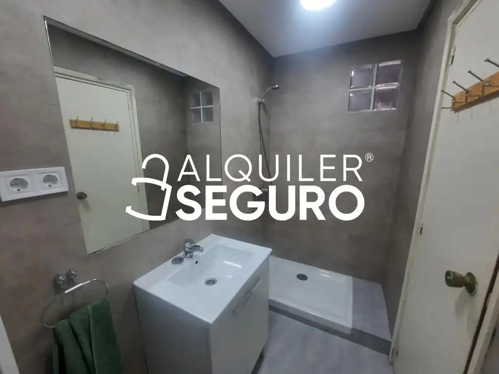 Bathroom of Flat for rent in Madrid  with Terrace