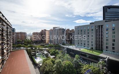 Vista exterior de Àtic en venda en  Valencia Capital amb Aire condicionat, Jardí privat i Parquet