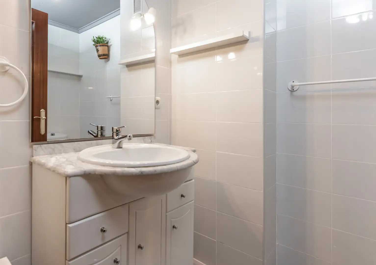 Baño de Piso en venta en Oviedo  con Calefacción, Parquet y Trastero