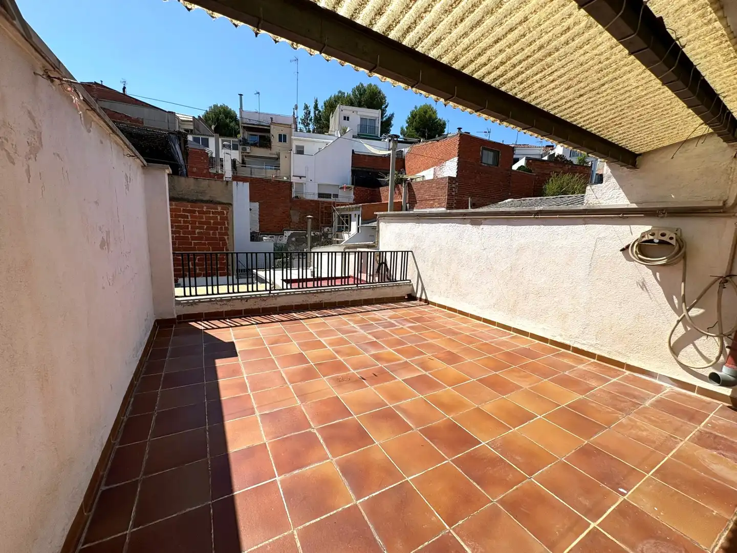 Terrasse von Einfamilien-Reihenhaus zum Verkauf in Terrassa mit Klimaanlage, Heizung und Terrasse