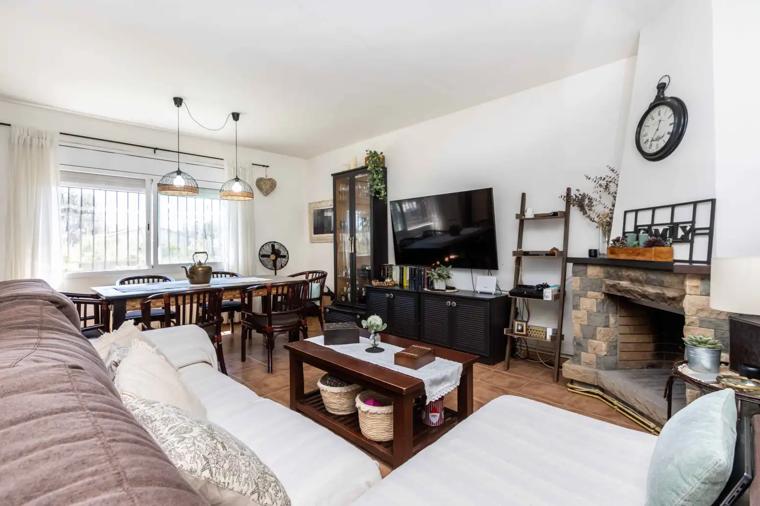 Sala d'estar de Casa o xalet en venda en Viladecavalls amb Jardí privat i Moblat