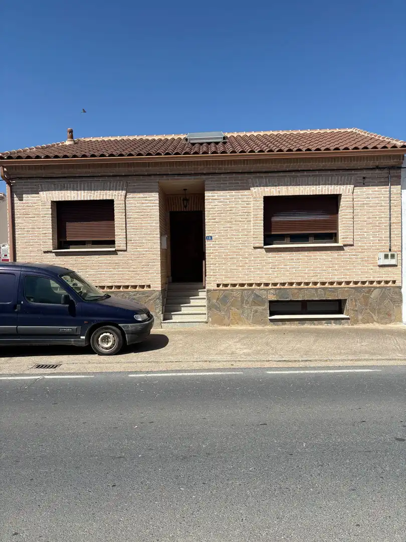 Vista exterior de Casa o xalet en venda en Polán amb Aire condicionat, Calefacció i Jardí privat