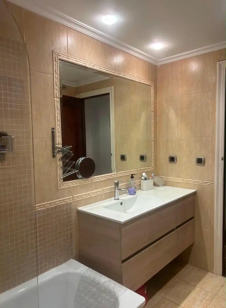 Badezimmer von Wohnung zur Miete in Gijón  mit Heizung, Parkett und Möbliert