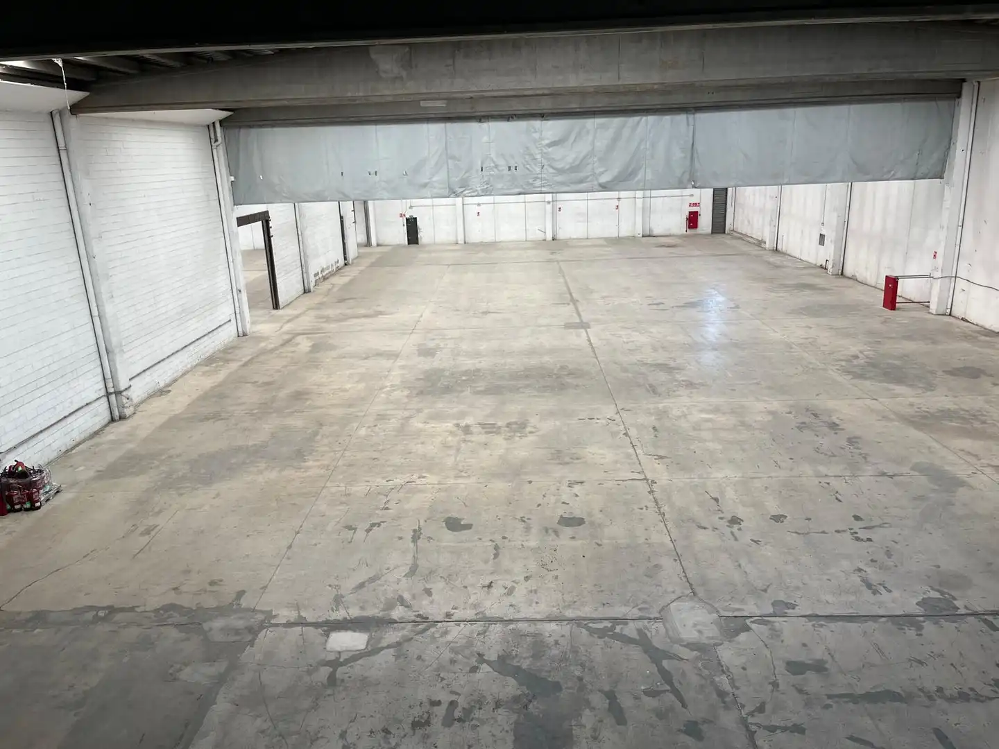 Parking de Nave industrial de alquiler en Cornellà de Llobregat con Calefacción y Alarma