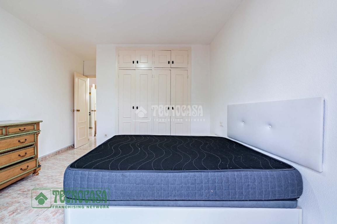 Dormitori de Pis en venda en Roquetas de Mar amb Aire condicionat, Terrassa i Moblat