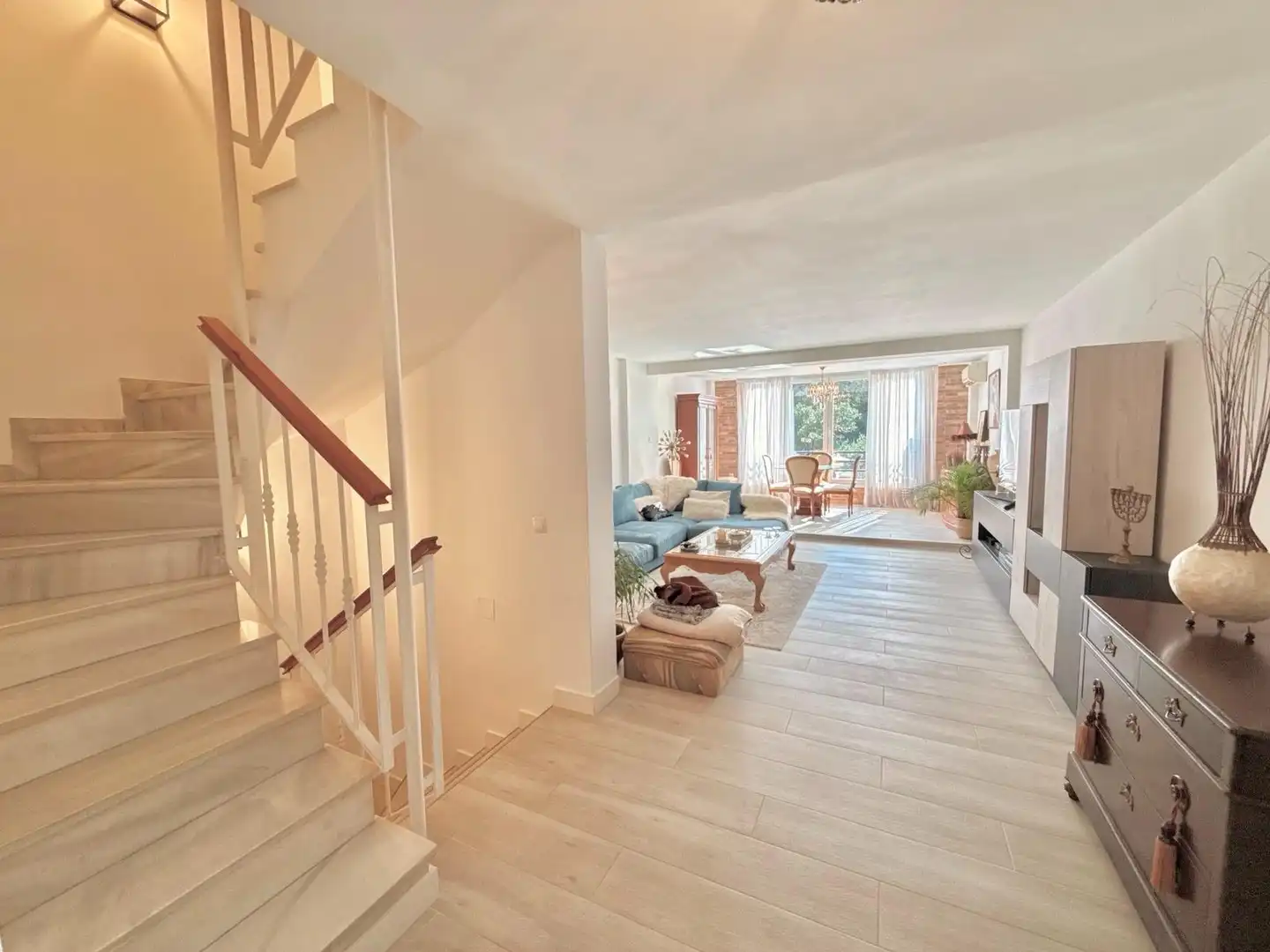 Sala de estar de Casa adosada en venta en Mijas con Aire acondicionado, Jardín privado y Terraza
