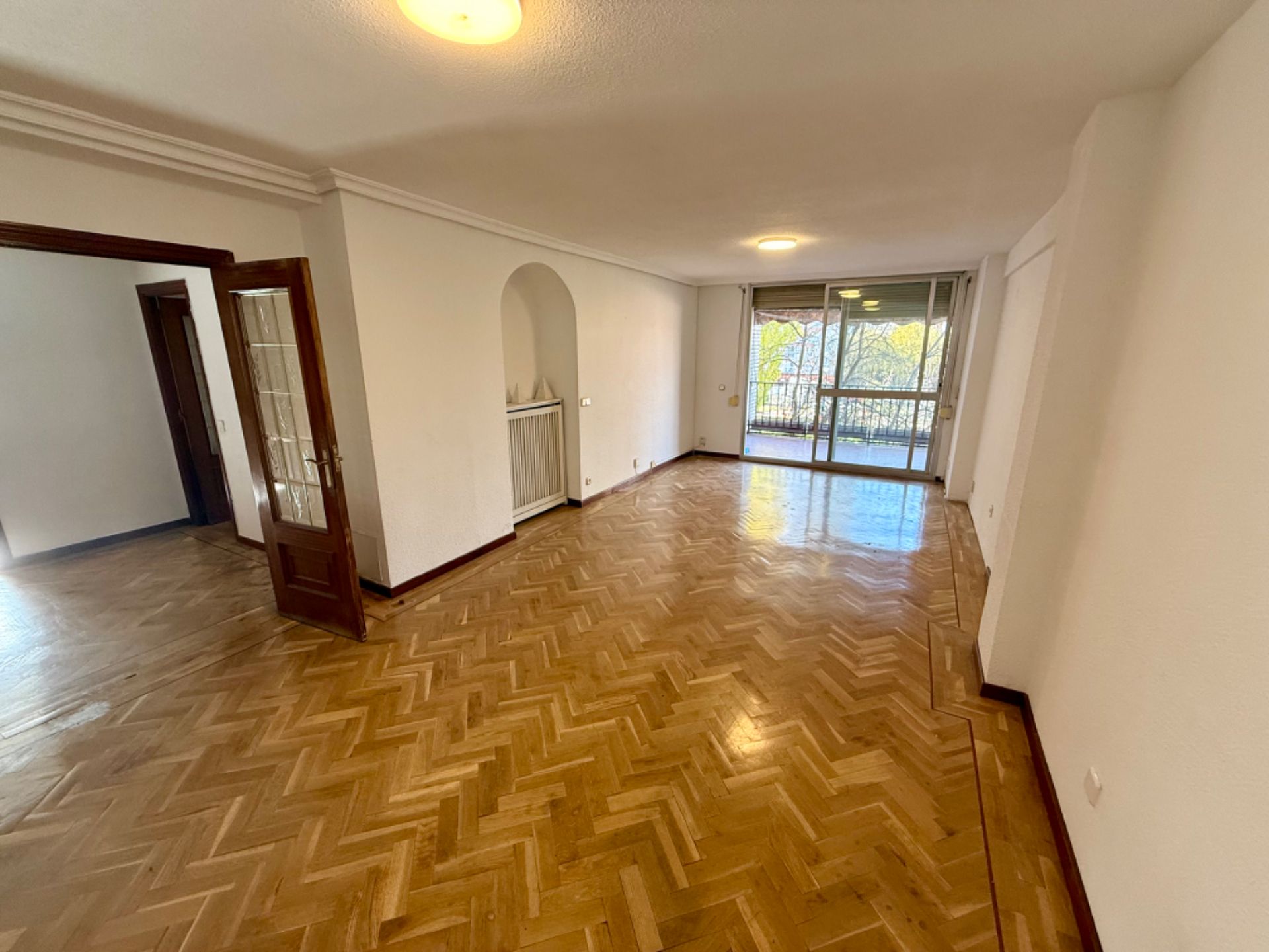 Living room of Flat for sale in  Madrid Capital  with Heating, Private garden and Terrace