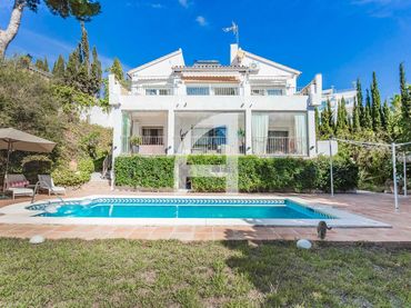 Detached house with balcony for sale in Las Chapas - El Rosario