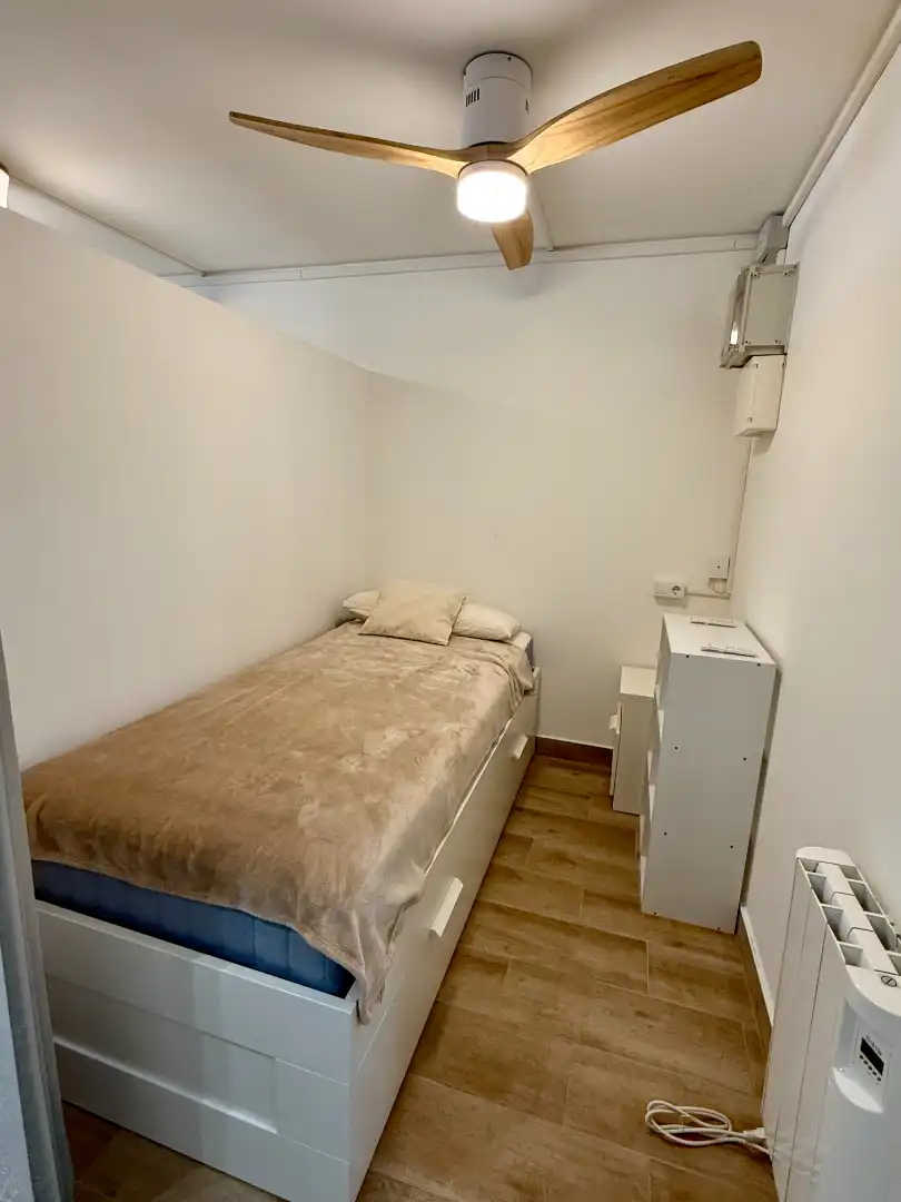 Dormitori de Local en venda en Barcelona amb Aire condicionat, Calefacció i Moblat