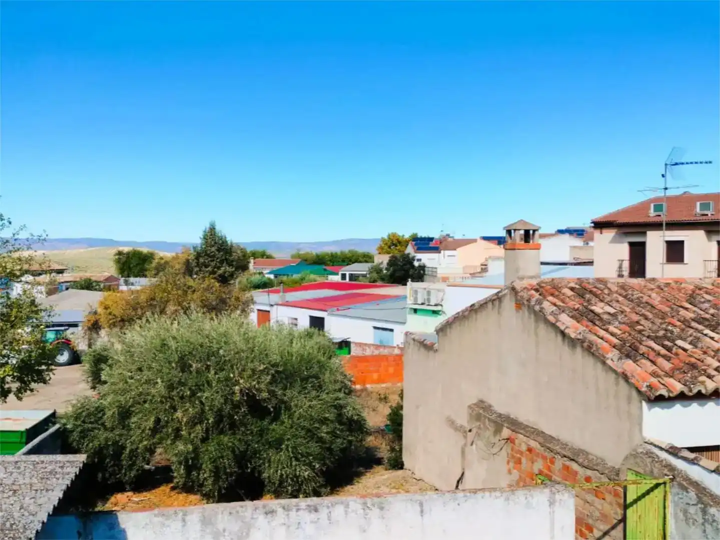 Vista exterior de Casa adosada en venda en Cazalilla amb Balcó
