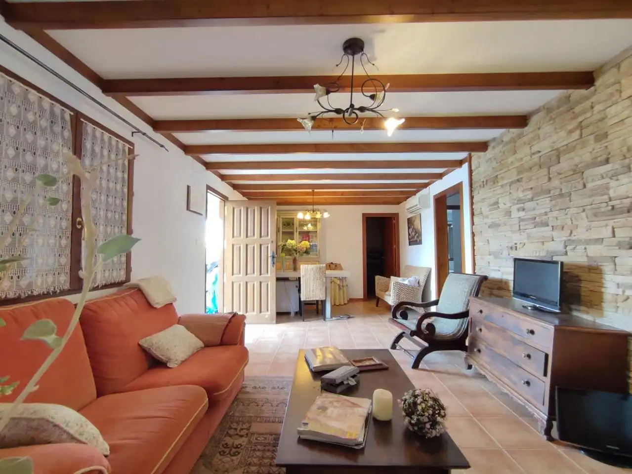 Sala d'estar de Finca rústica en venda en Albacete amb Jardí privat, Terrassa i Piscina