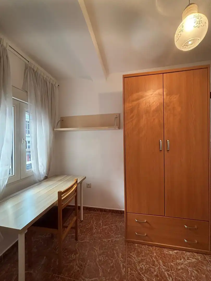 Habitación de Piso de alquiler en Granada con Aire acondicionado y Amueblado