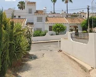 Vista exterior de Casa o xalet en venda en Orihuela amb Jardí privat