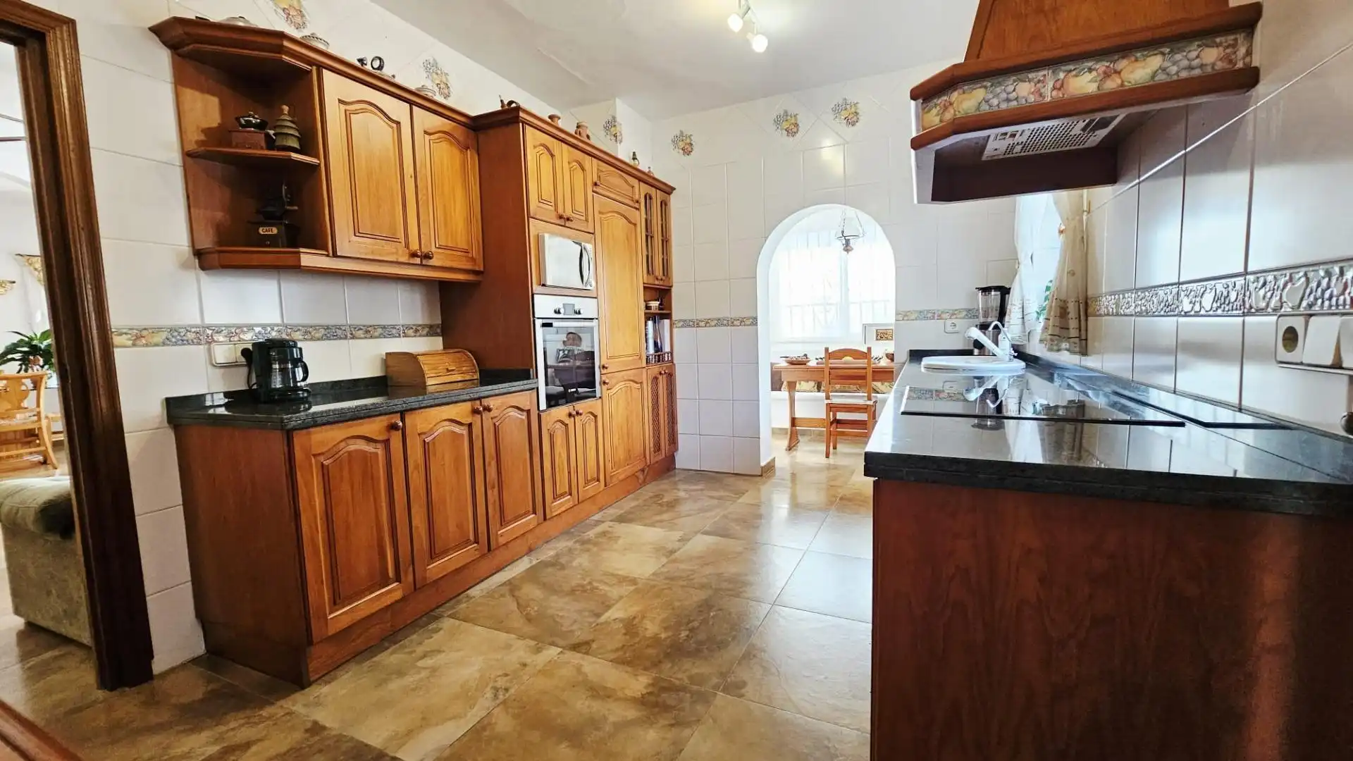 Cocina de Casa o chalet en venta en Marbella con Jardín privado, Terraza y Piscina comunitaria