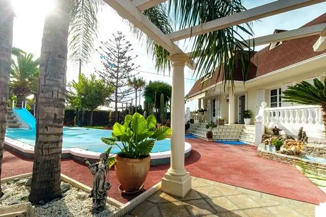 Xalet amb piscina en venda a Sol y Luz