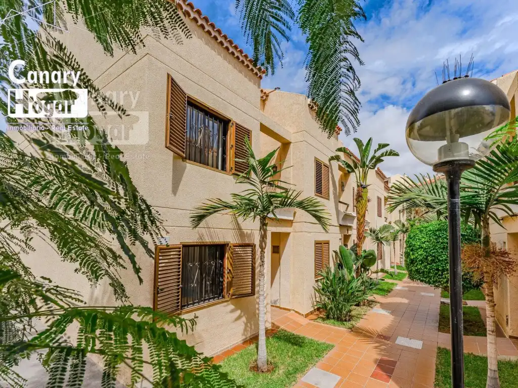 Vista exterior de Casa o chalet en venta en Arona con Calefacción, Jardín privado y Balcón