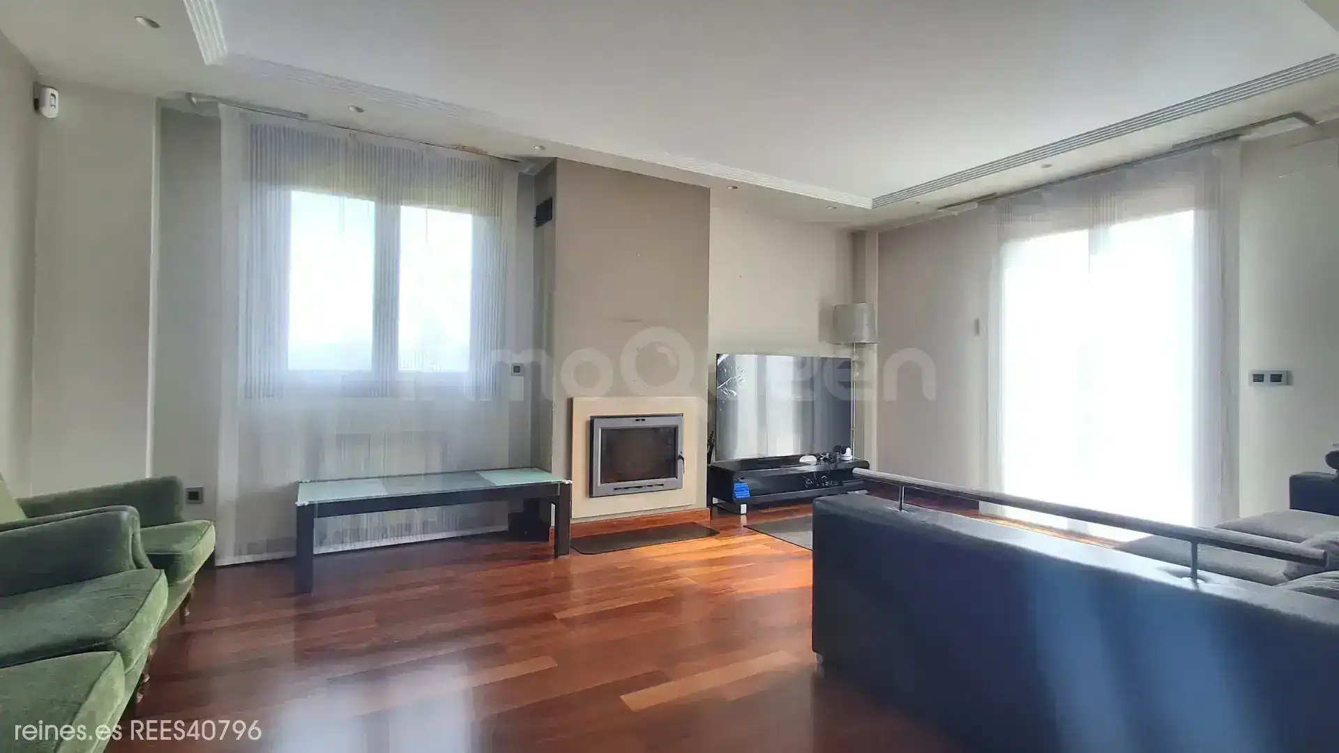 Sala d'estar de Casa o xalet en venda en Oviedo  amb Calefacció, Jardí privat i Terrassa