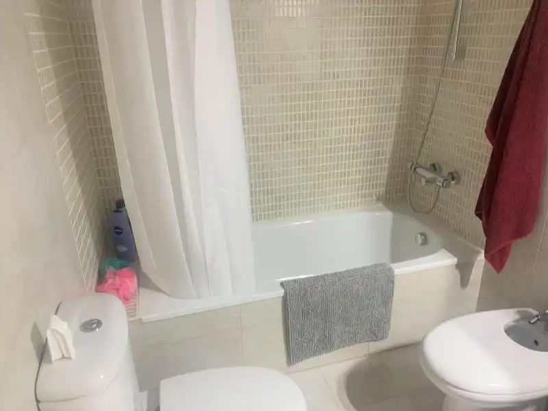 Badezimmer von Erdgeschoss zum Verkauf in L'Ampolla mit Klimaanlage, Heizung und Möbliert