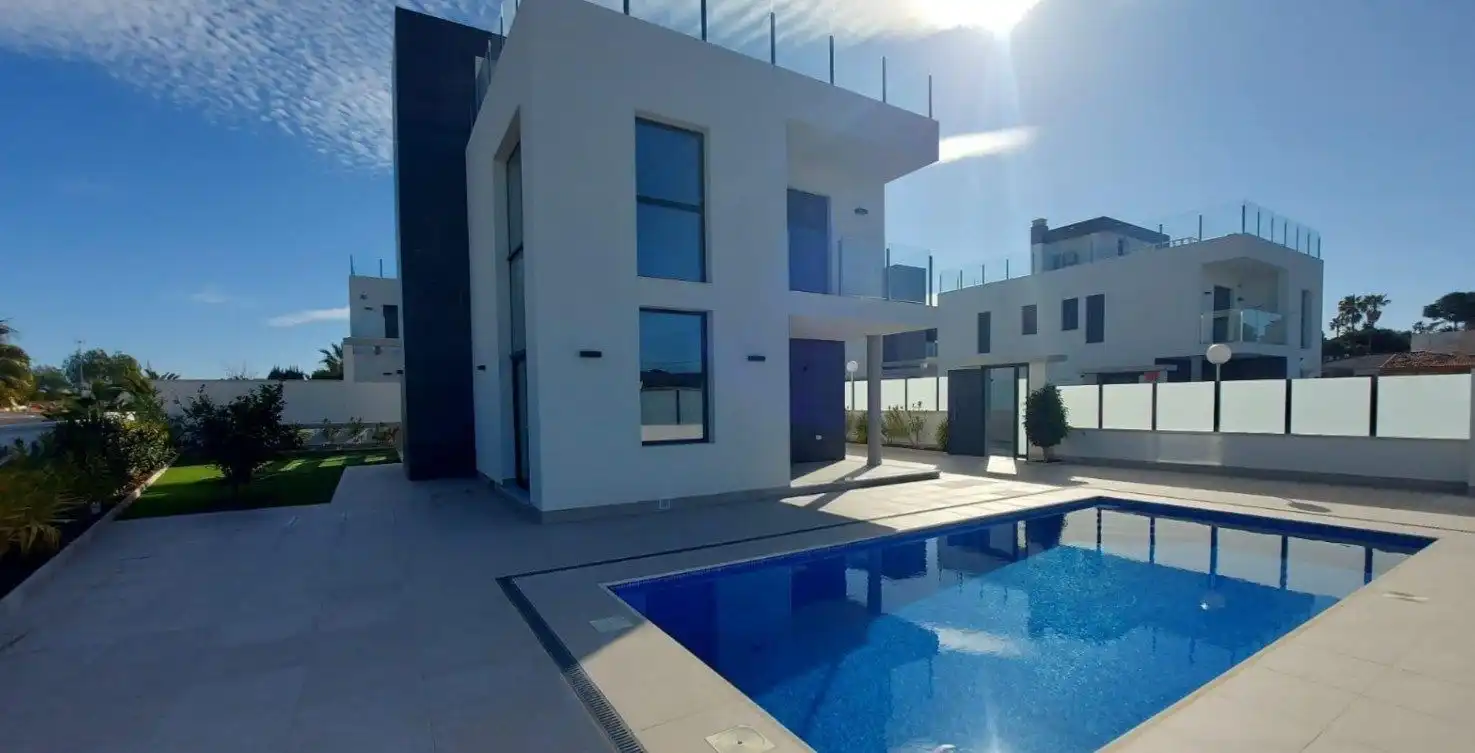 Chalet con terraza en venta en Los Balcones - Los Altos