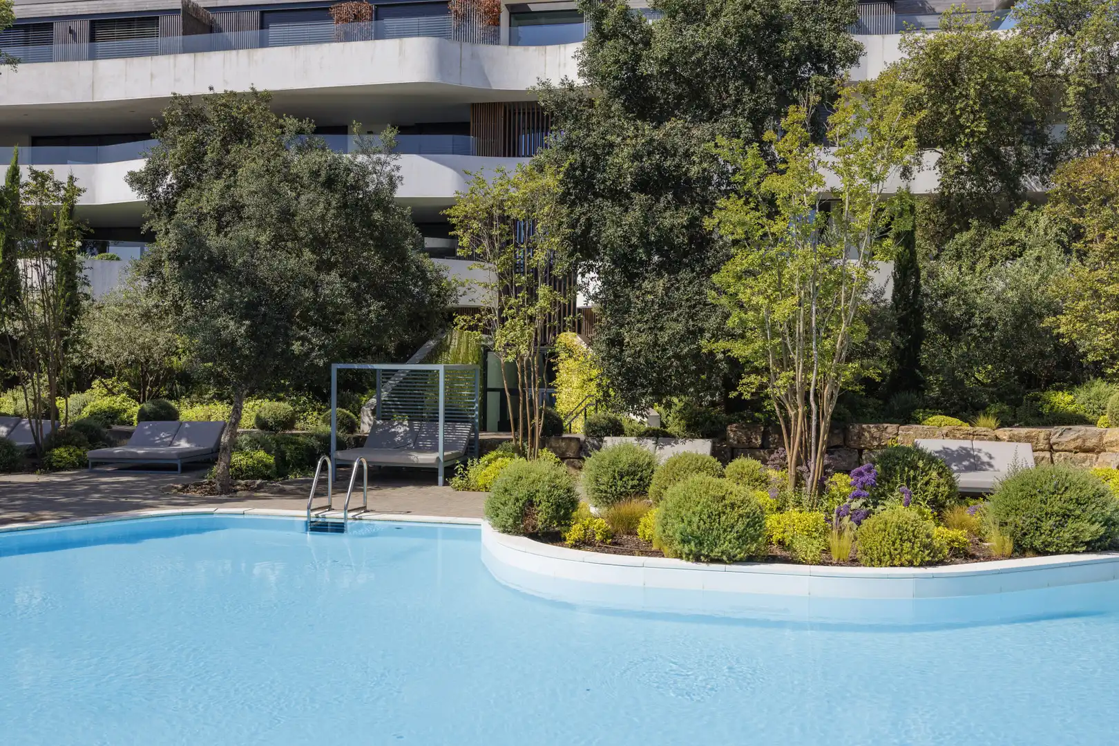 Schwimmbecken von Wohnungen zum Verkauf in Sotogrande mit Klimaanlage, Terrasse und Abstellraum