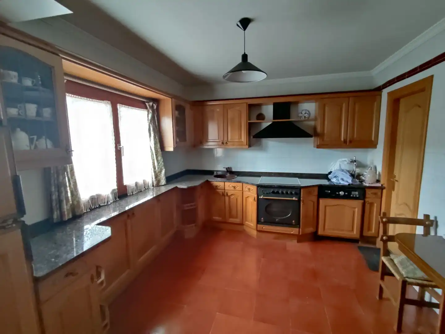 Cuina de Casa o xalet en venda en Iruña Oka / Iruña de Oca amb Jardí privat, Traster i Piscina