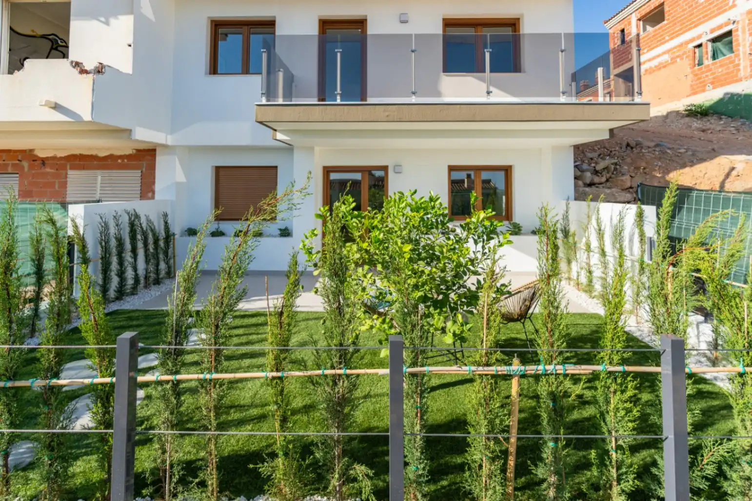 Vista exterior de Casa adosada en venda en La Nucia amb Aire condicionat, Calefacció i Jardí privat