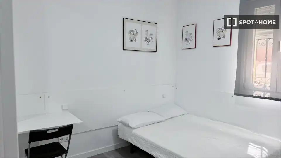 Bedroom of Flat for rent in Madrid  with Air Conditioner, Heating and Furnished