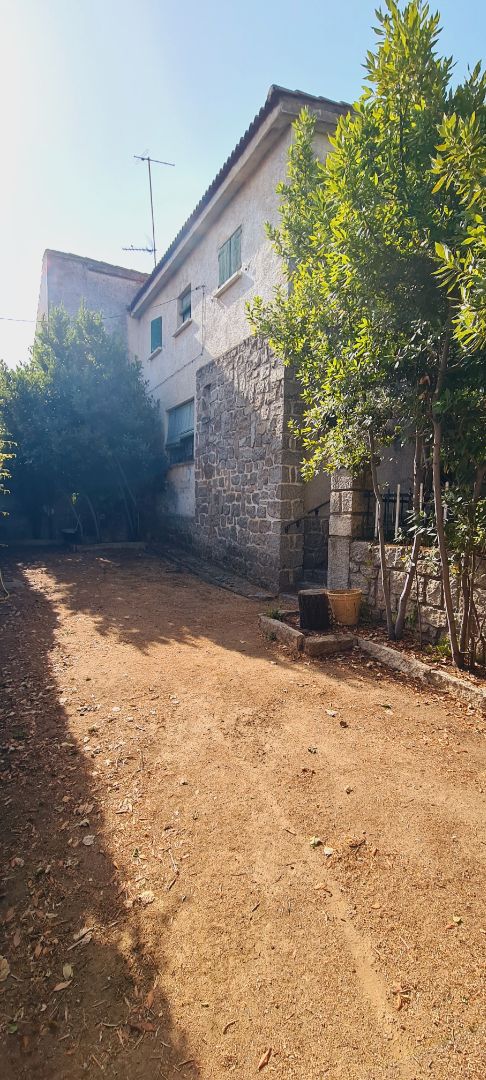 Vista exterior de Casa adosada en venda en El Tiemblo  amb Jardí privat i Alarma