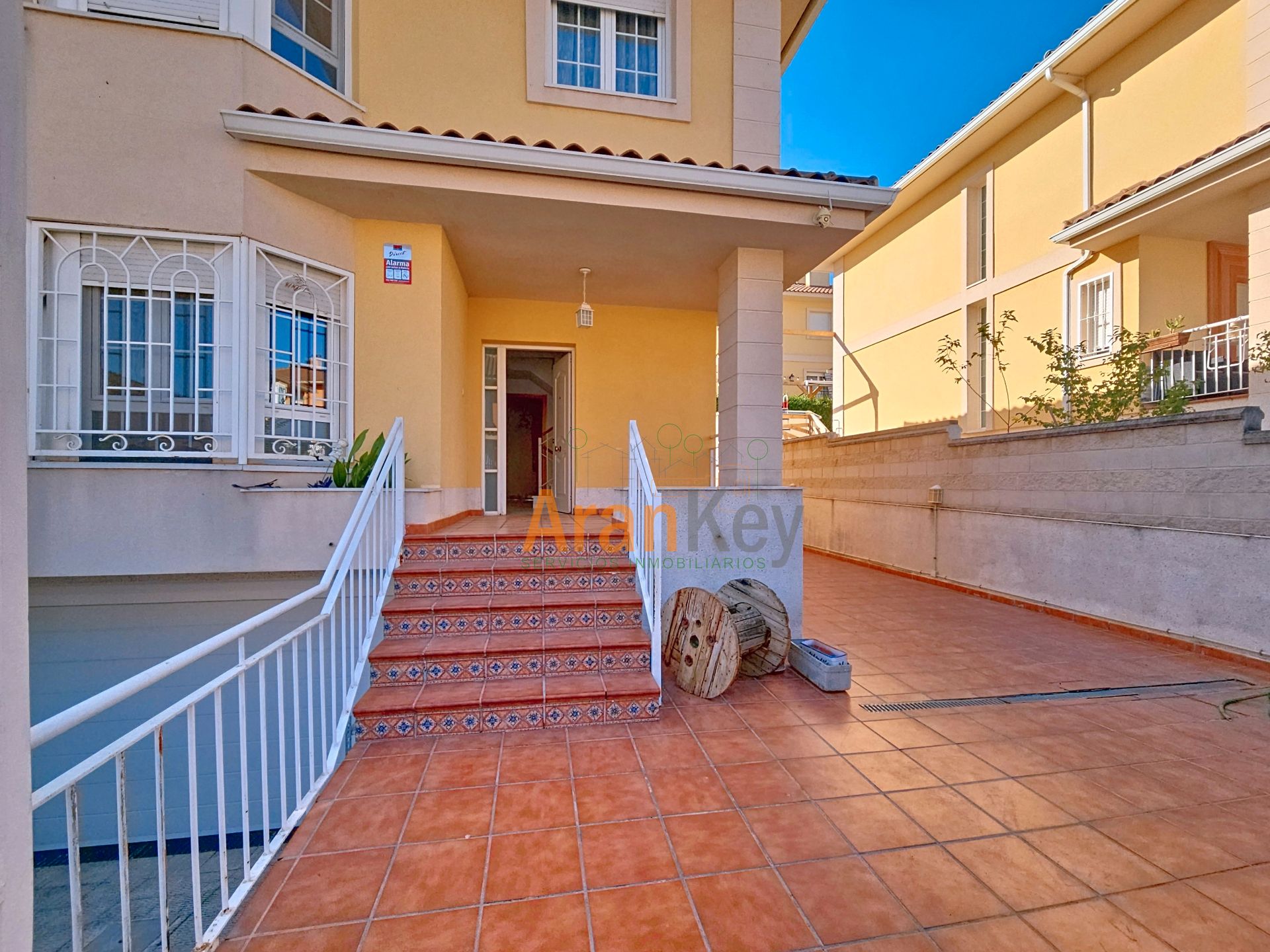 Vista exterior de Casa adosada en venta en Ontígola con Calefacción, Parquet y Horno