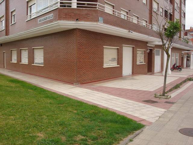 Local comercial en Alquiler en Calle Maestro Eliseo Pinedo en Haro