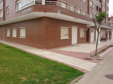 Locale commerciale in affitto a Calle Maestro Eliseo Pinedo