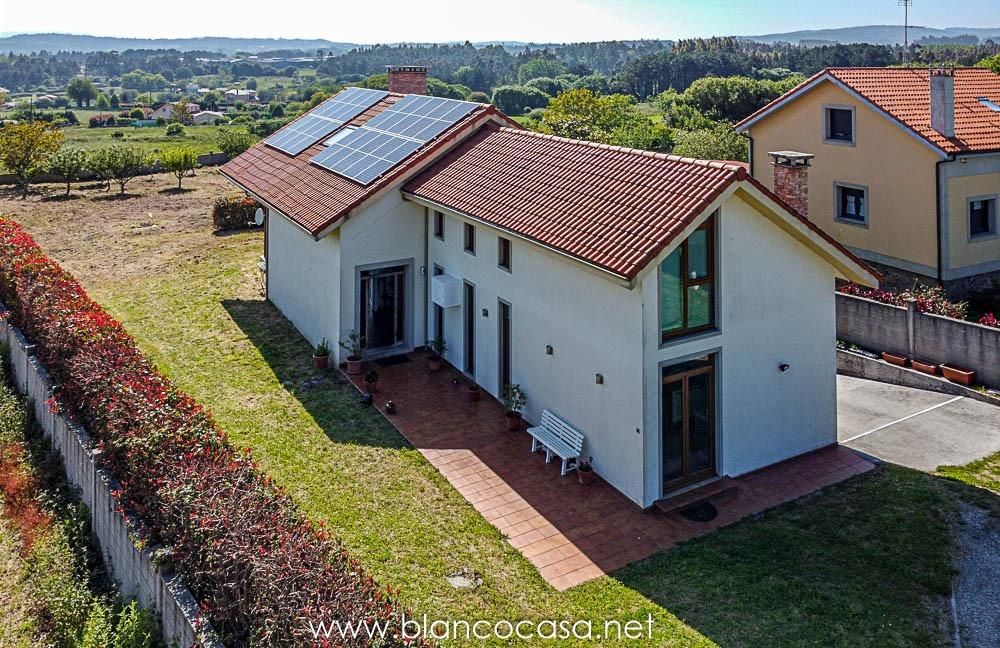 Vista exterior de Casa o chalet en venta en Carballo con Calefacción, Jardín privado y Trastero