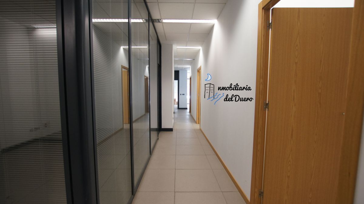 Office to rent in Zamora Capital   with Storage room