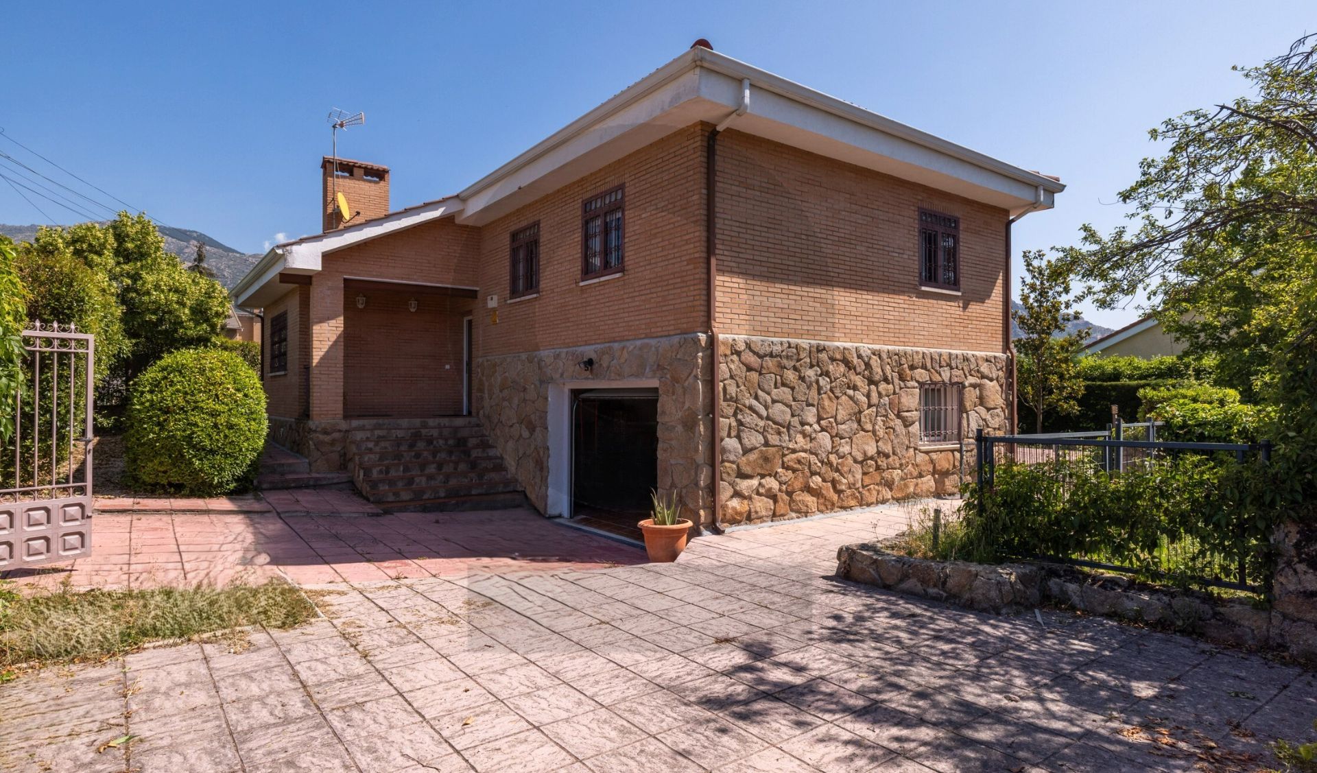Exterior view of House or chalet for sale in Manzanares El Real  with Heating, Private garden and Terrace